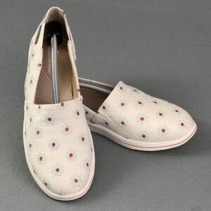 Clarks Cloudsteppers Womens 8.5M Embroidered White Daisy Breeze Step New